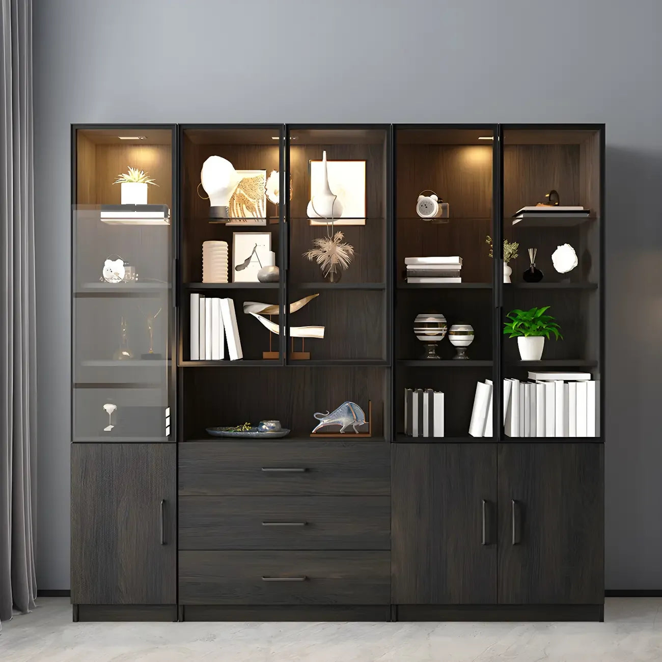 Grande vitrine en bois avec portes en verre noir et tiroirs