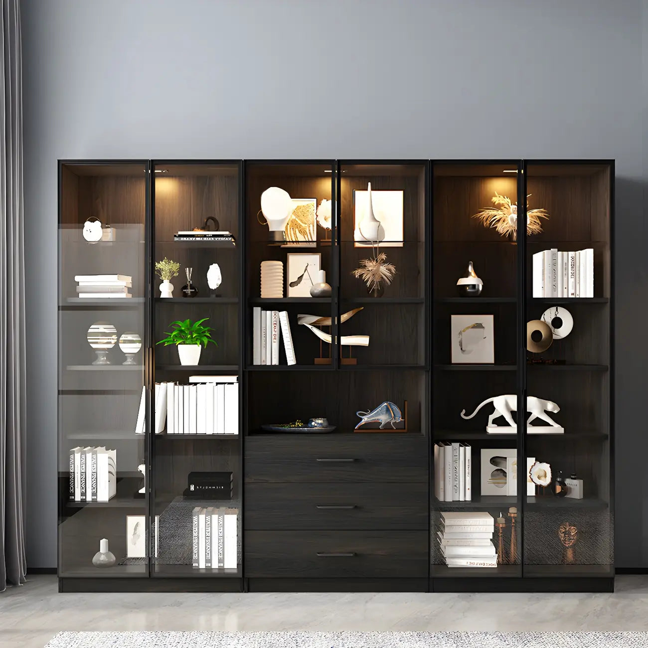 Grande vitrine en bois avec portes en verre noir et tiroirs