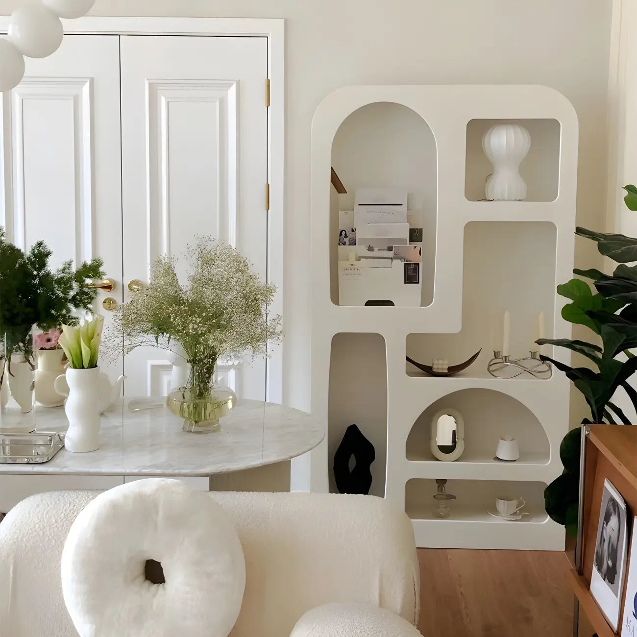 Vitrine de rangement ouverte contemporaine en bois blanc
