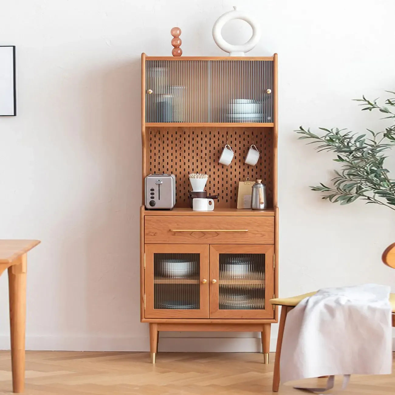 Buffet de salle à manger en pin brun avec portes vitrées et tiroirs