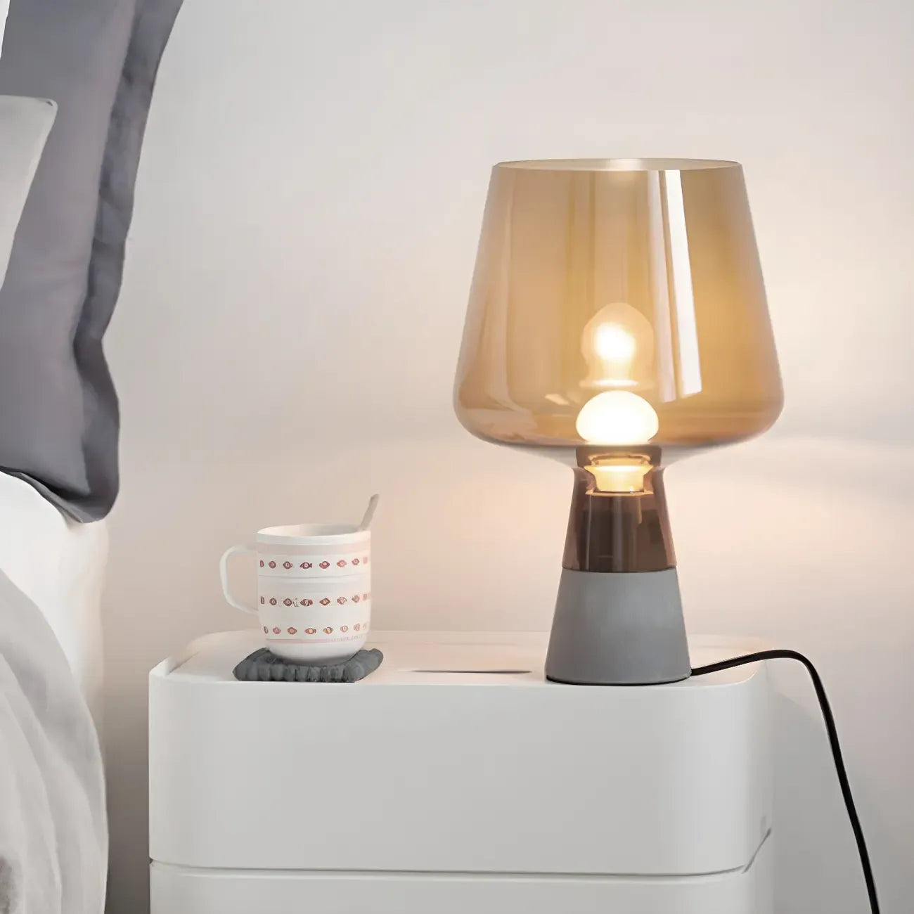 Lampe de table géométrique moderne en verre ambré pour chambre à coucher