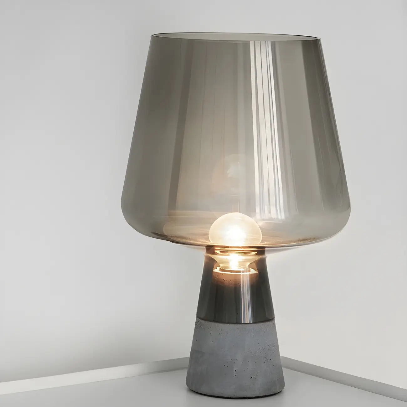 Lampe de table géométrique moderne en verre ambré pour chambre à coucher
