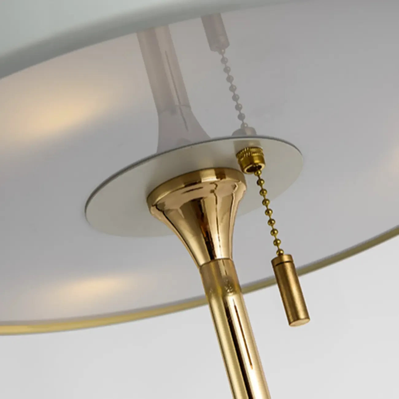 Lampe de chevet géométrique dorée avec interrupteur à tirette