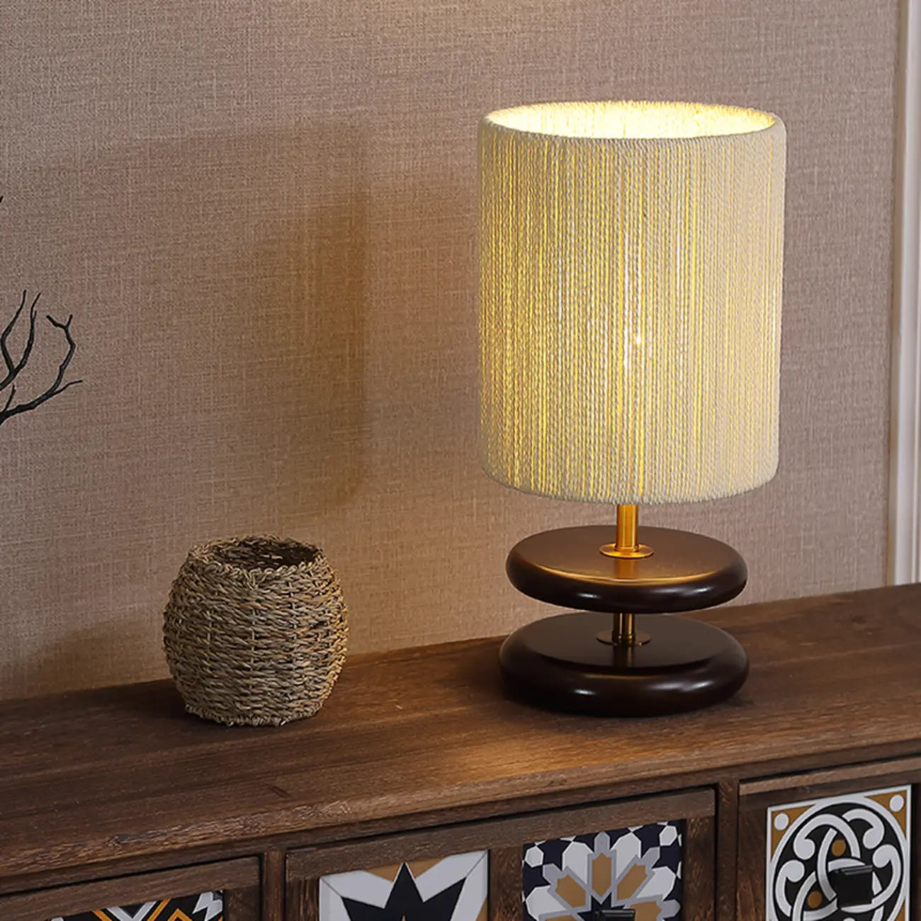 Lampe de table à brancher avec abat-jour beige et base en bois, pour usage résidentiel