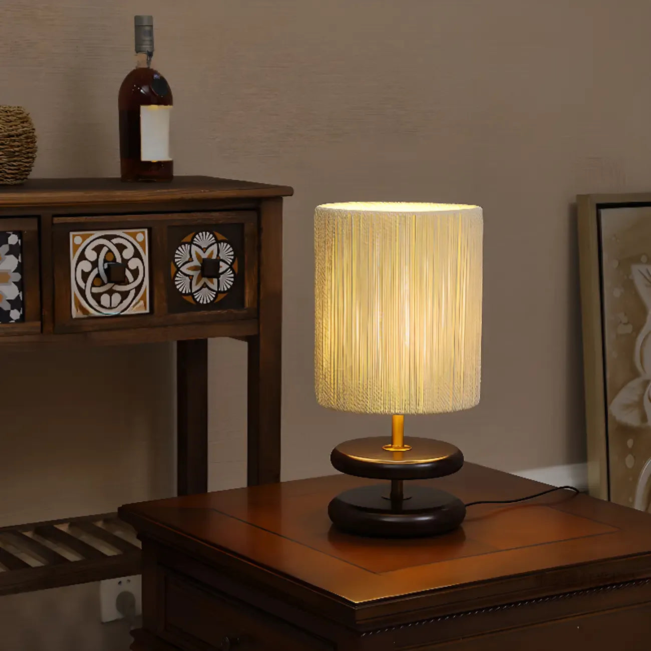 Lampe de table à brancher avec abat-jour beige et base en bois, pour usage résidentiel