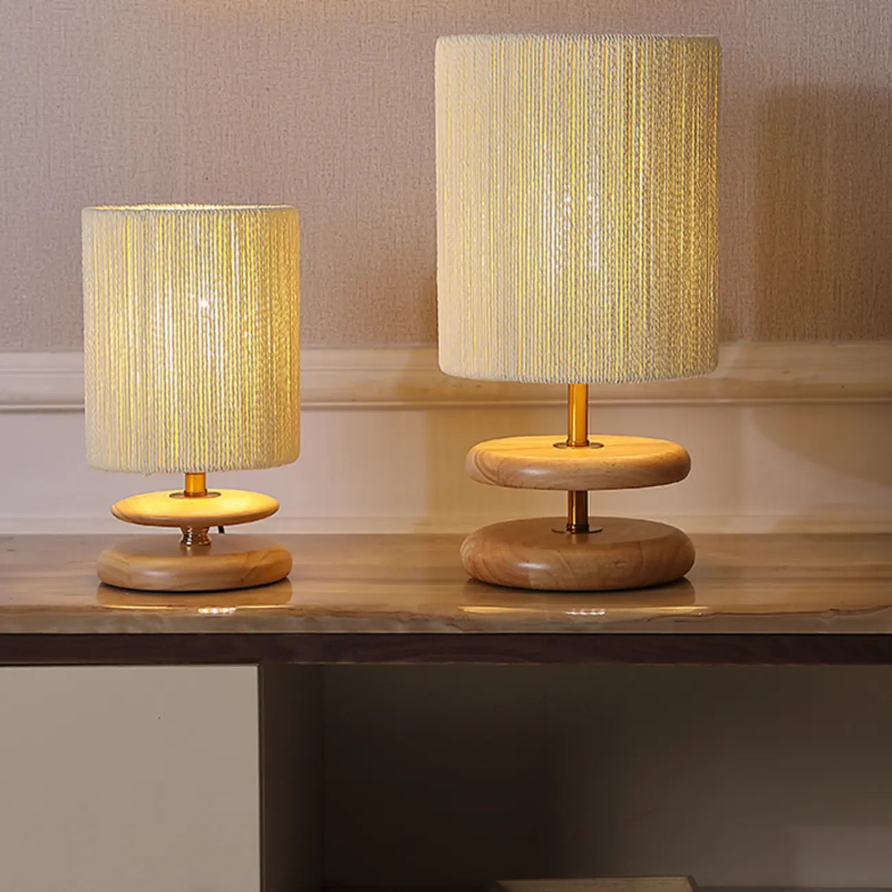 Lampe de table à brancher avec abat-jour beige et base en bois, pour usage résidentiel