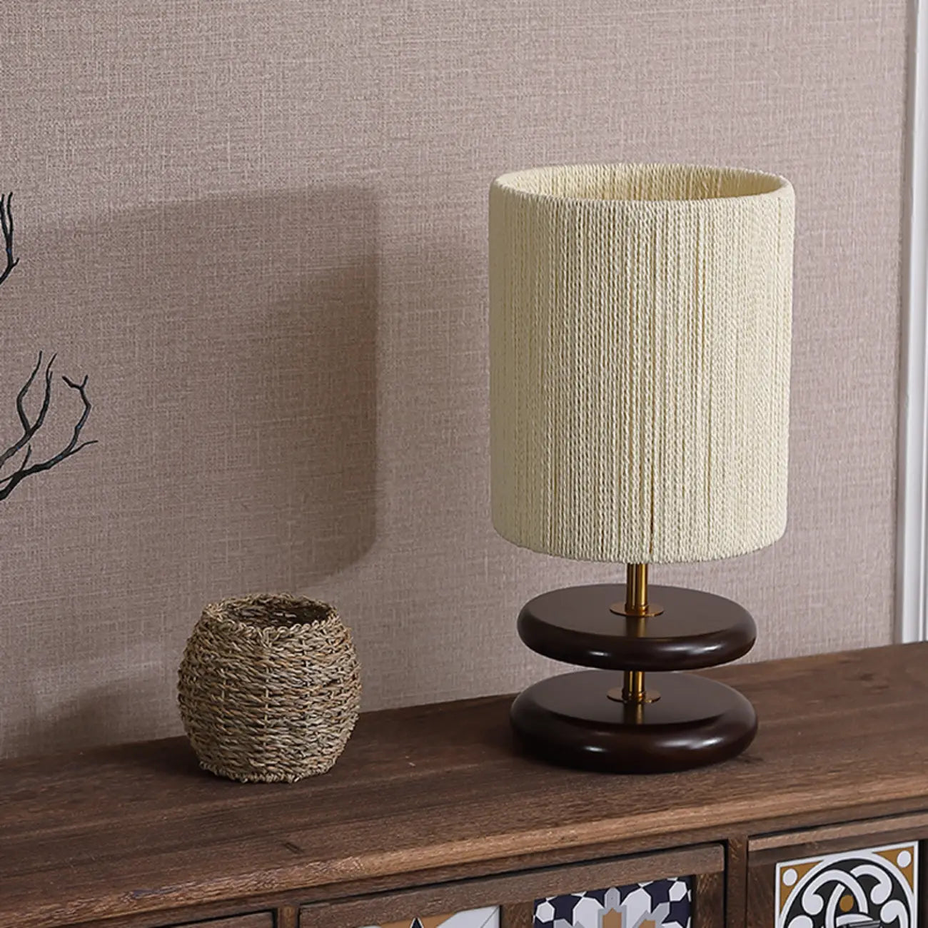 Lampe de table à brancher avec abat-jour beige et base en bois, pour usage résidentiel