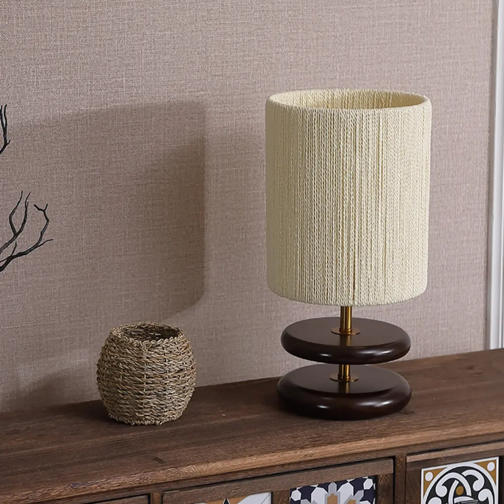 Lampe de table à brancher avec abat-jour beige et base en bois, pour usage résidentiel