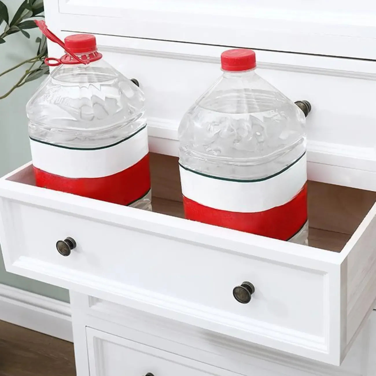 Commode élégante en bois blanc à 7 tiroirs avec poignée en métal