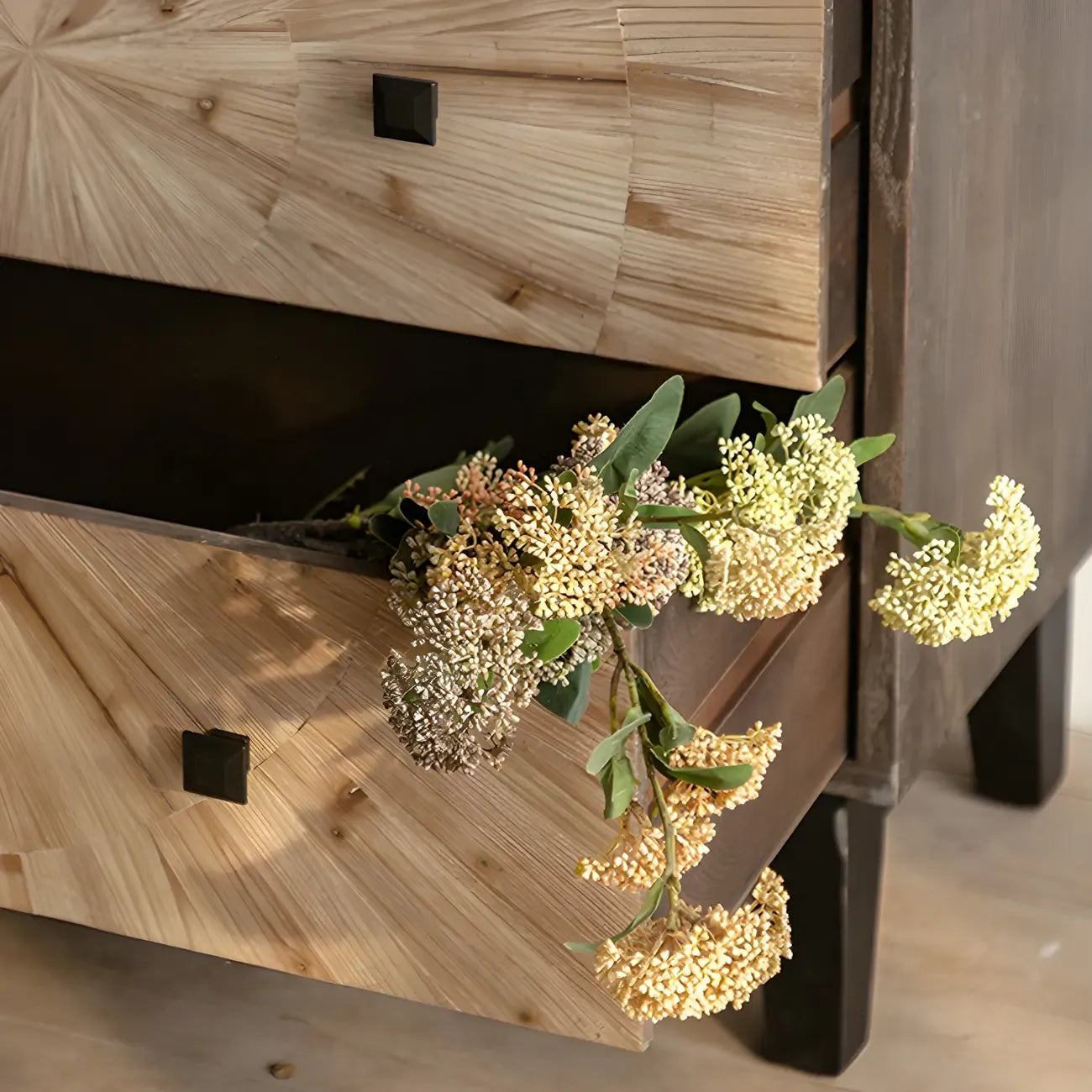 Charmante commode en bois, finition naturelle