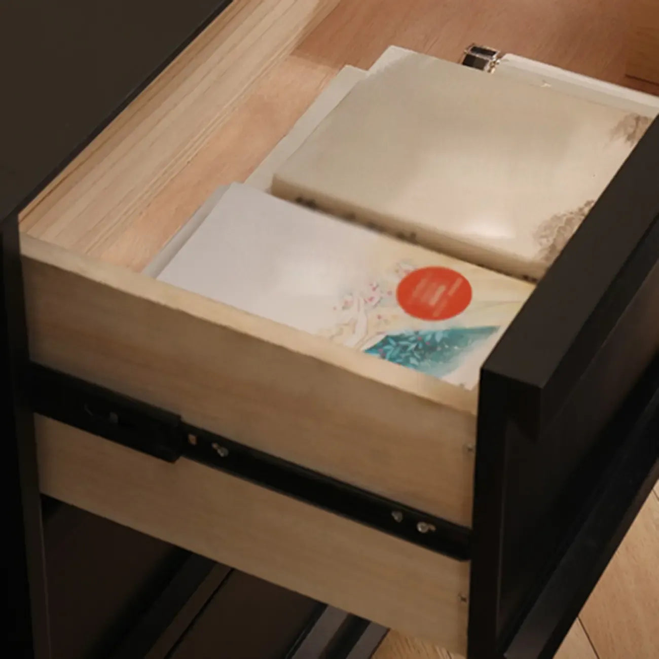 Commode industrielle en bois avec tiroirs et rail en métal lisse