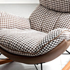Fauteuil à bascule contemporain capitonné à motif pied-de-poule pour intérieur