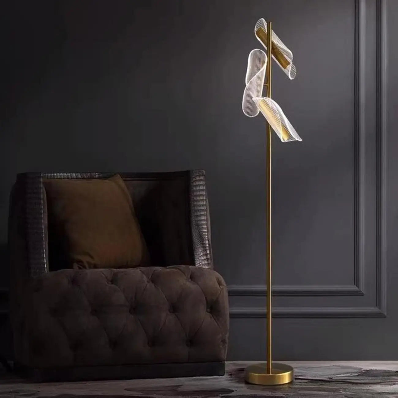Lampadaire doré unique à 3 lumières, à intensité variable et tête orientable
