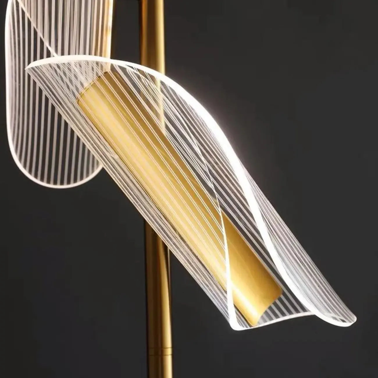 Lampadaire doré unique à 3 lumières, à intensité variable et tête orientable