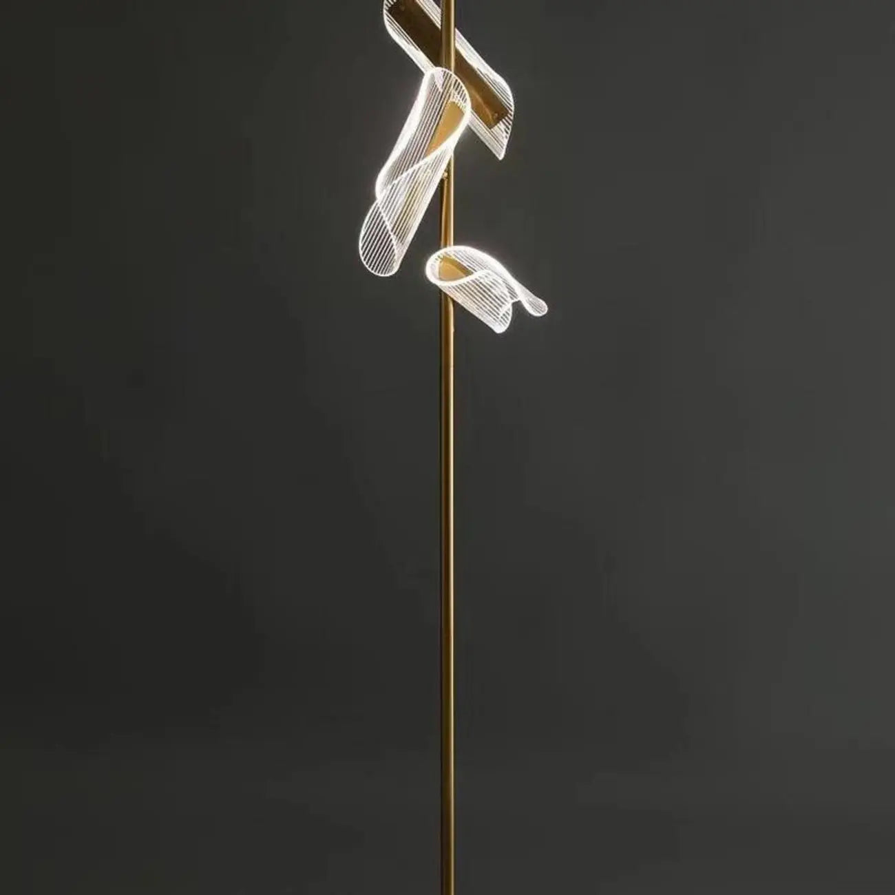 Lampadaire doré unique à 3 lumières, à intensité variable et tête orientable