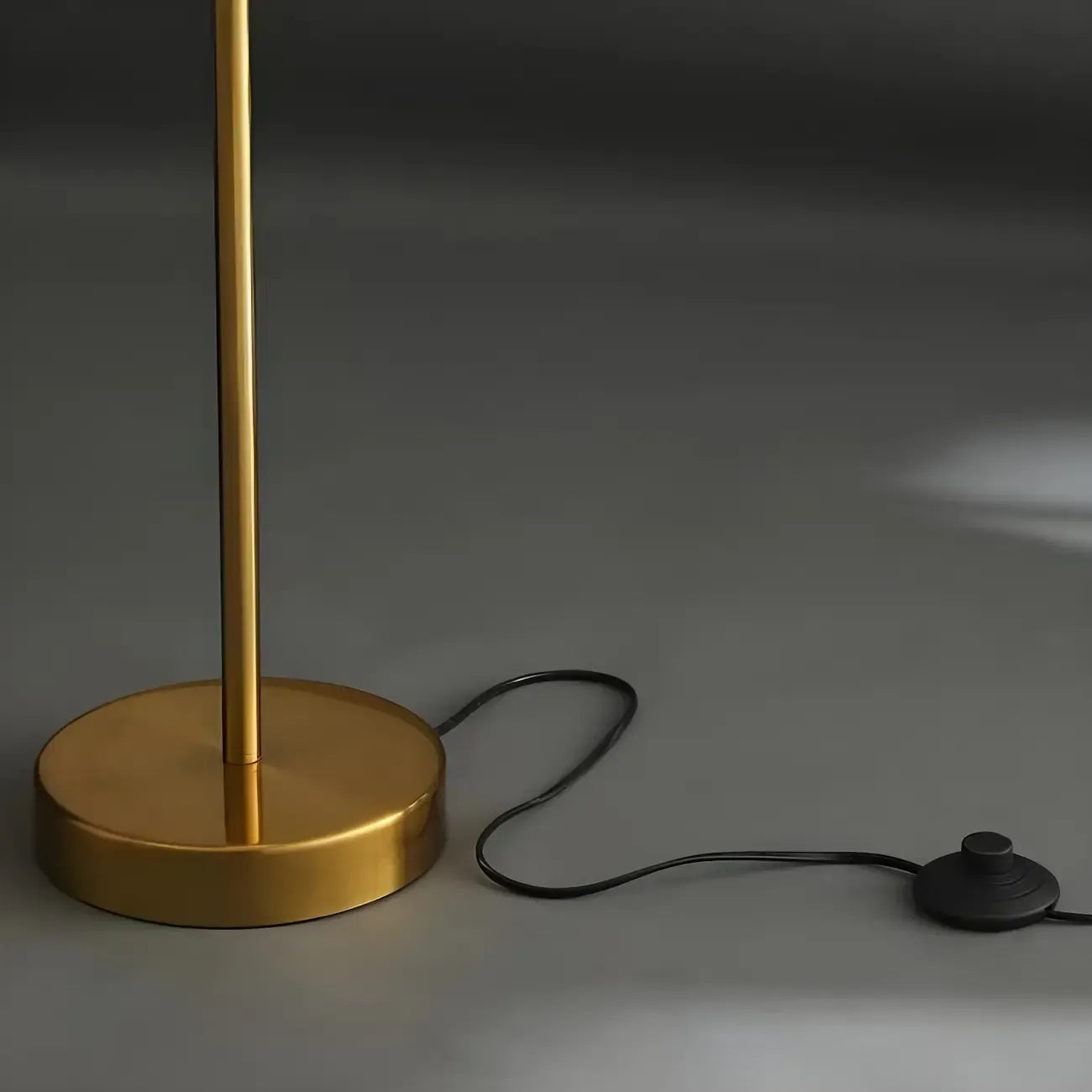 Lampadaire doré unique à 3 lumières, à intensité variable et tête orientable