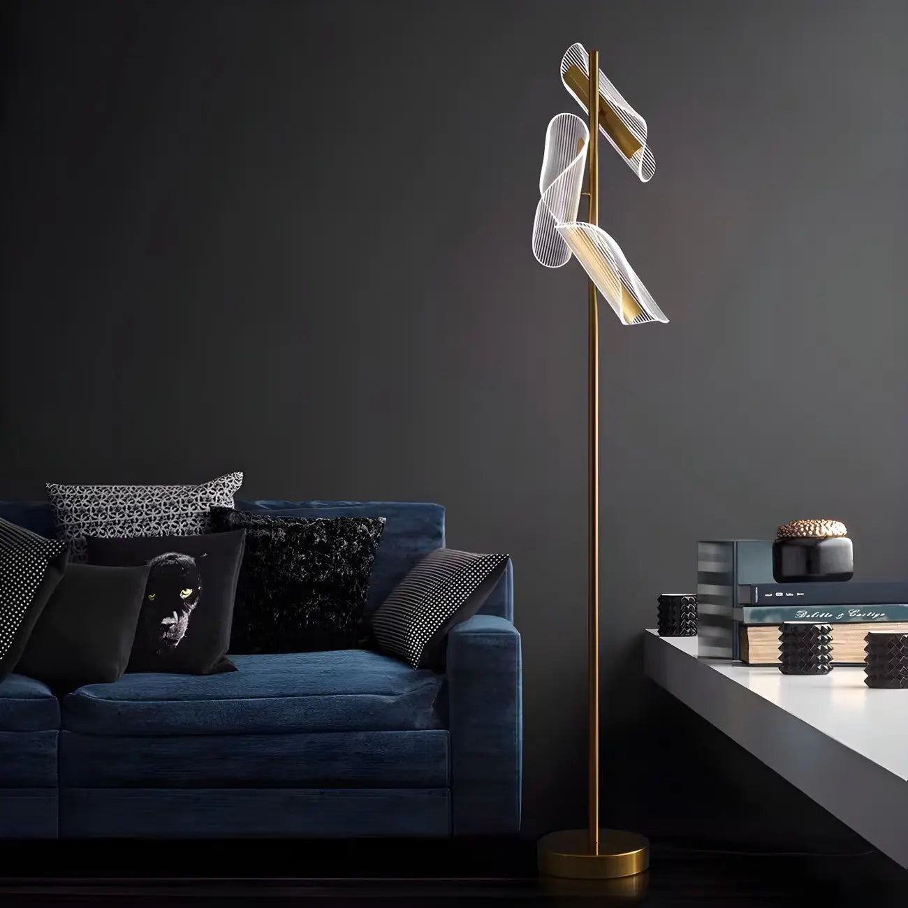 Lampadaire doré unique à 3 lumières, à intensité variable et tête orientable