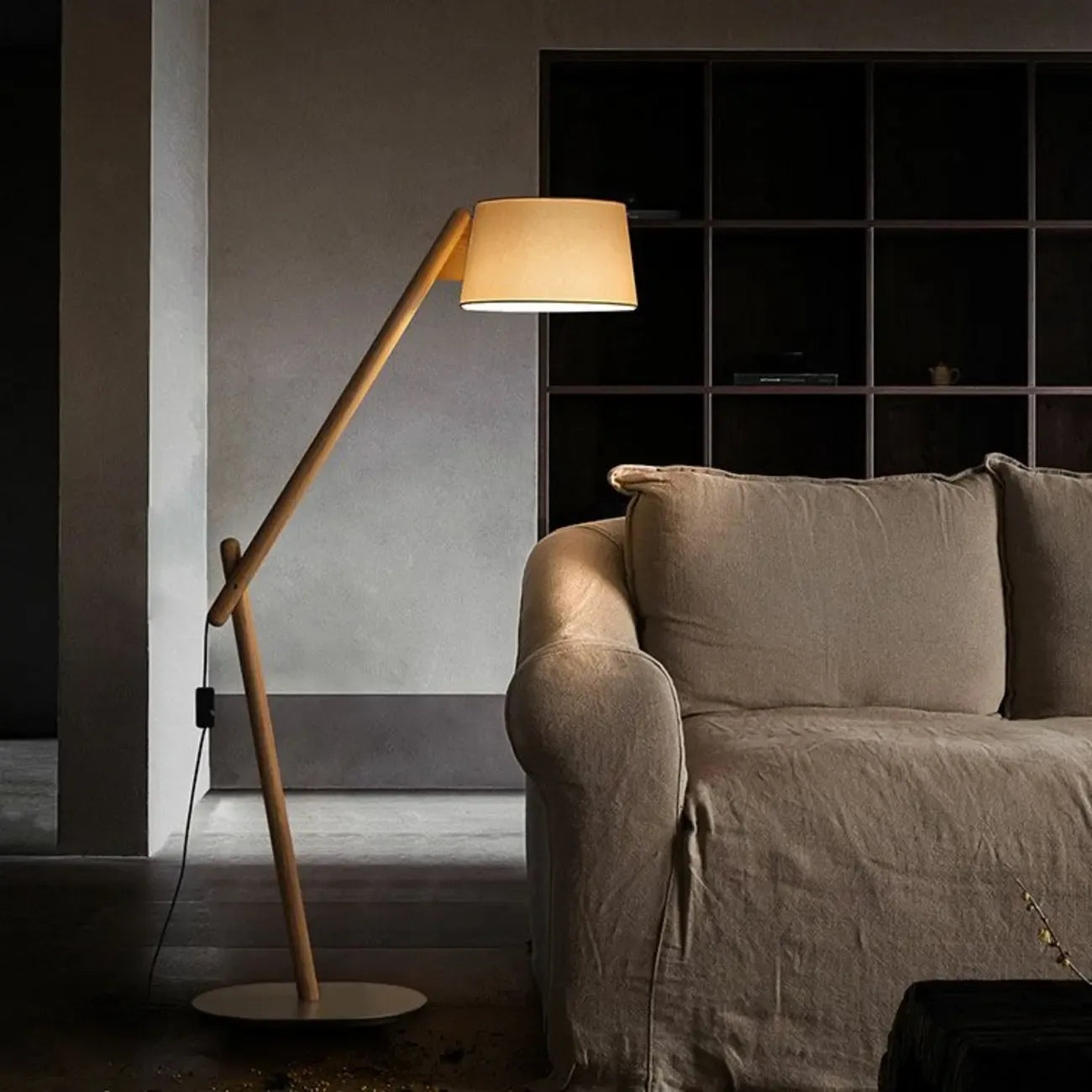 Lampadaire élégant en bois arqué avec abat-jour en tissu beige