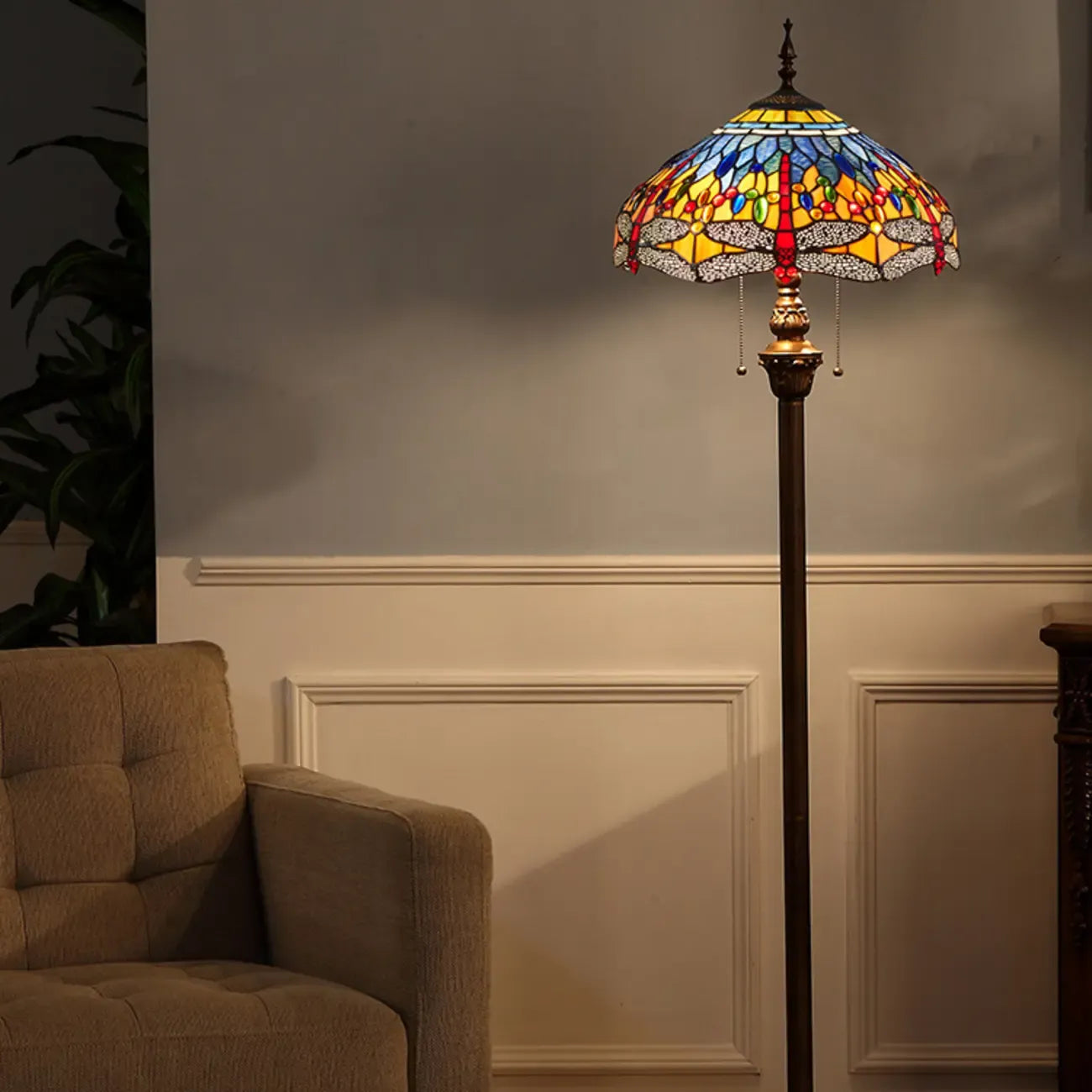 Lampadaire à deux lumières en verre coloré antique avec dôme, idéal pour les intérieurs chaleureux