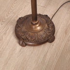 Lampadaire à deux lumières en verre coloré antique avec dôme, idéal pour les intérieurs chaleureux