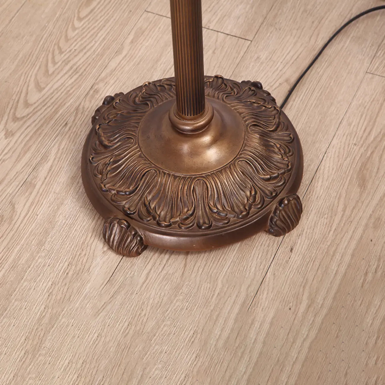 Lampadaire à deux lumières en verre coloré antique avec dôme, idéal pour les intérieurs chaleureux