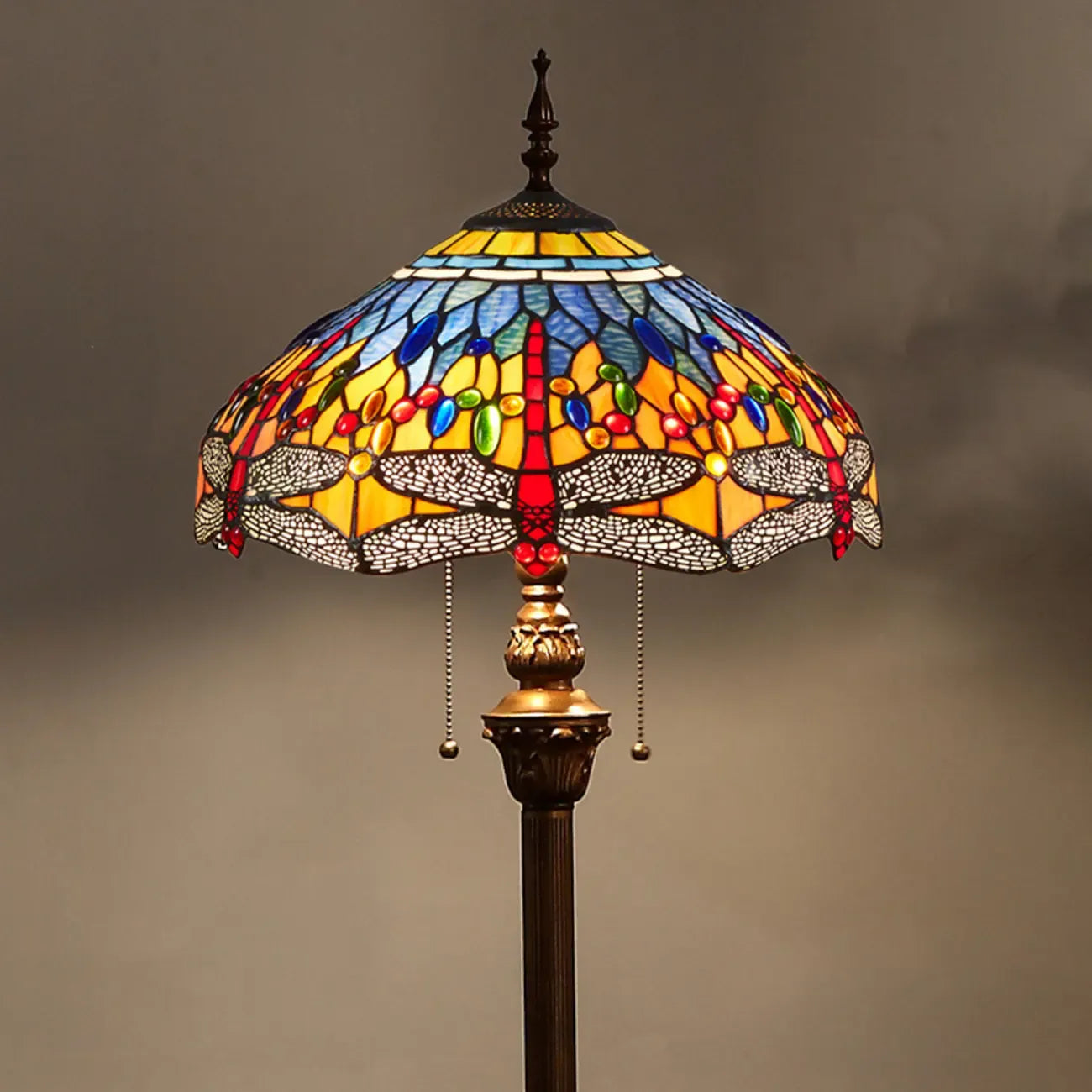 Lampadaire à deux lumières en verre coloré antique avec dôme, idéal pour les intérieurs chaleureux