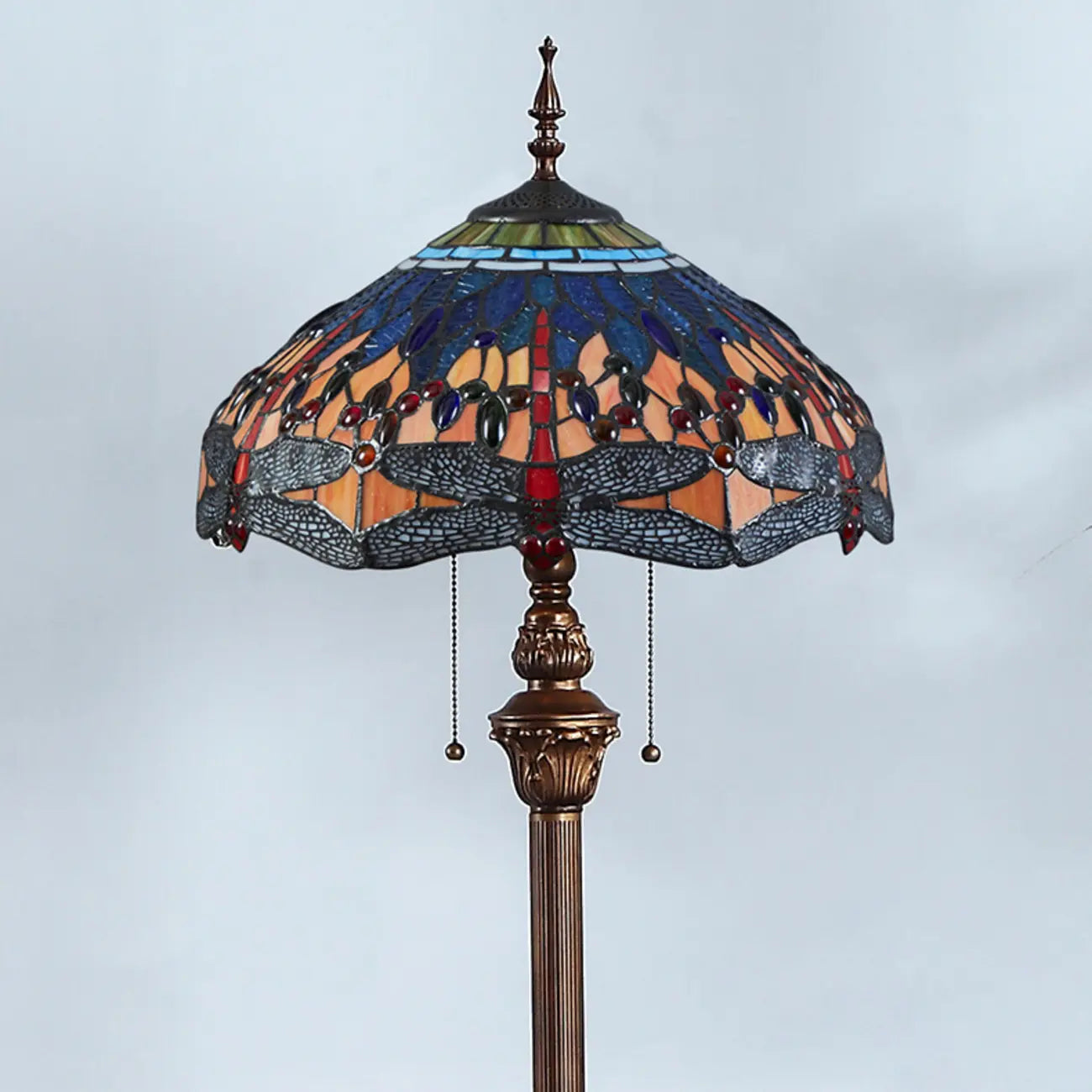 Lampadaire à deux lumières en verre coloré antique avec dôme, idéal pour les intérieurs chaleureux