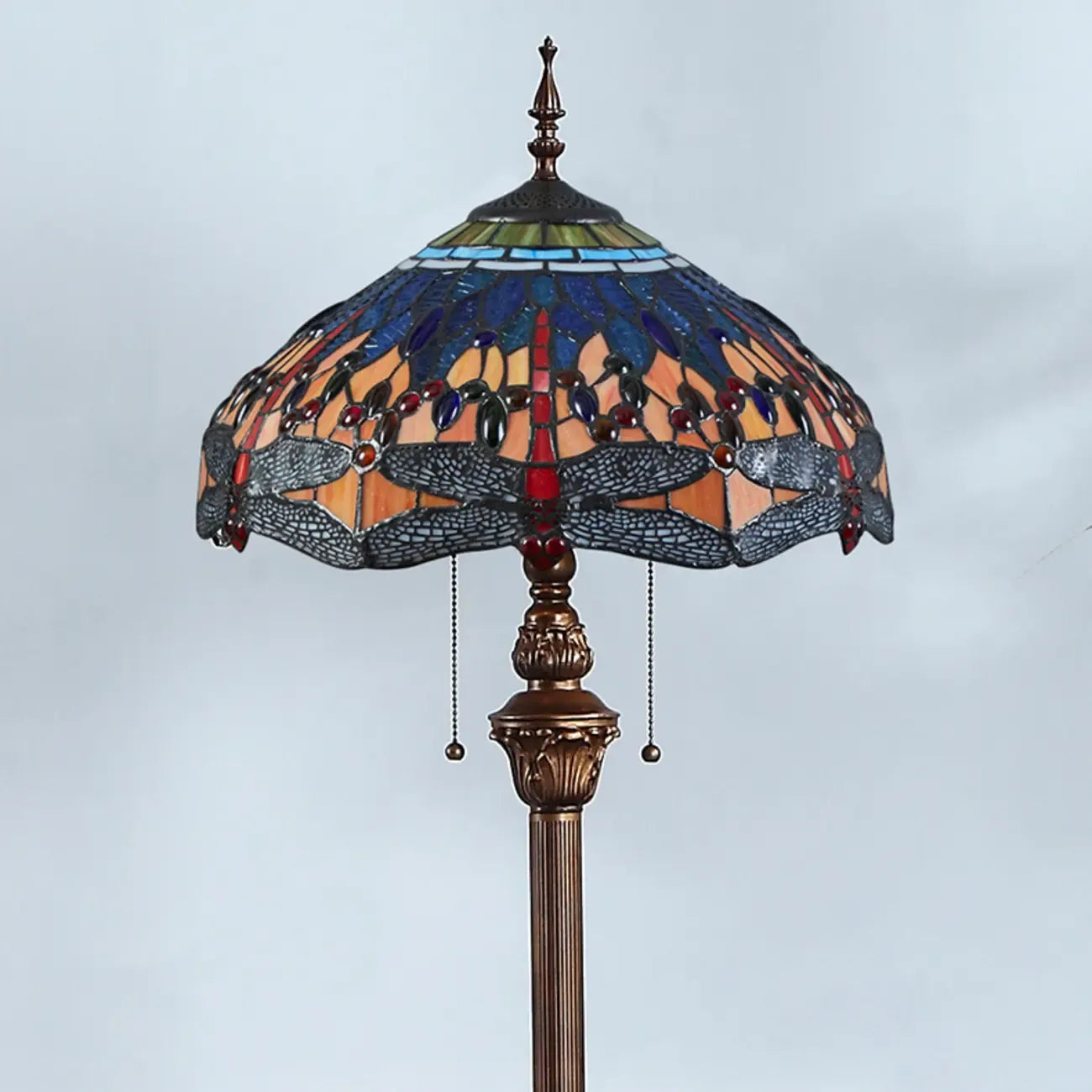 Lampadaire à deux lumières en verre coloré antique avec dôme, idéal pour les intérieurs chaleureux