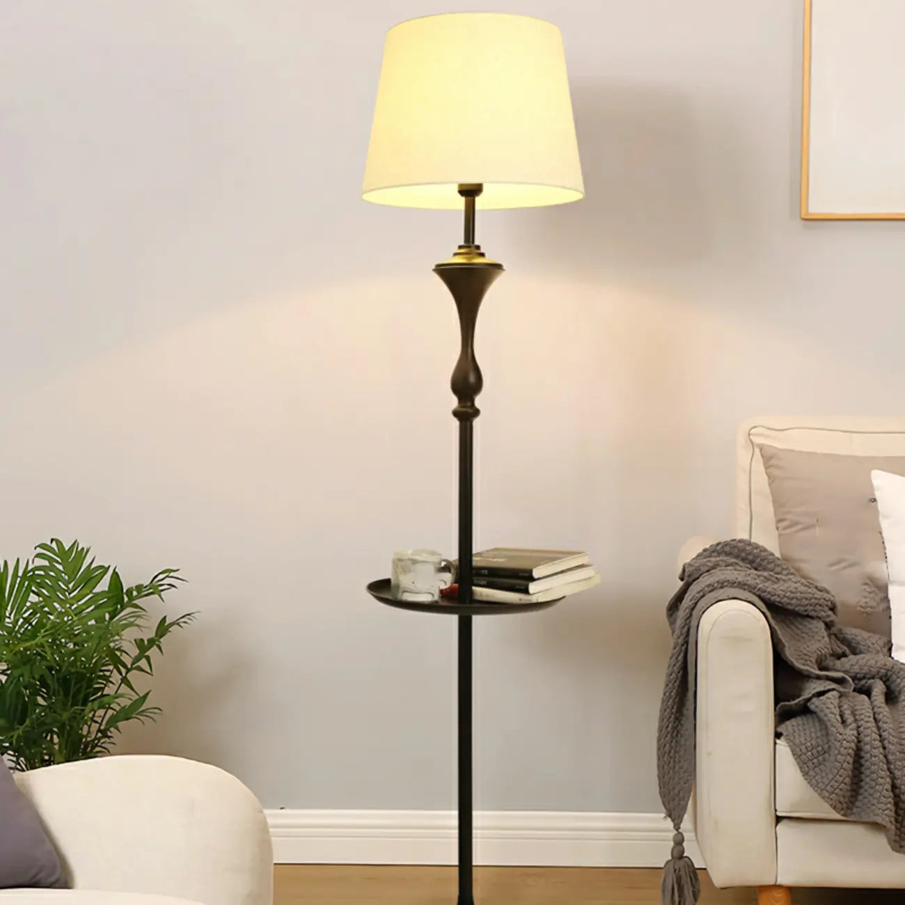 Lampadaire de table moderne en métal noir avec abat-jour en tissu beige