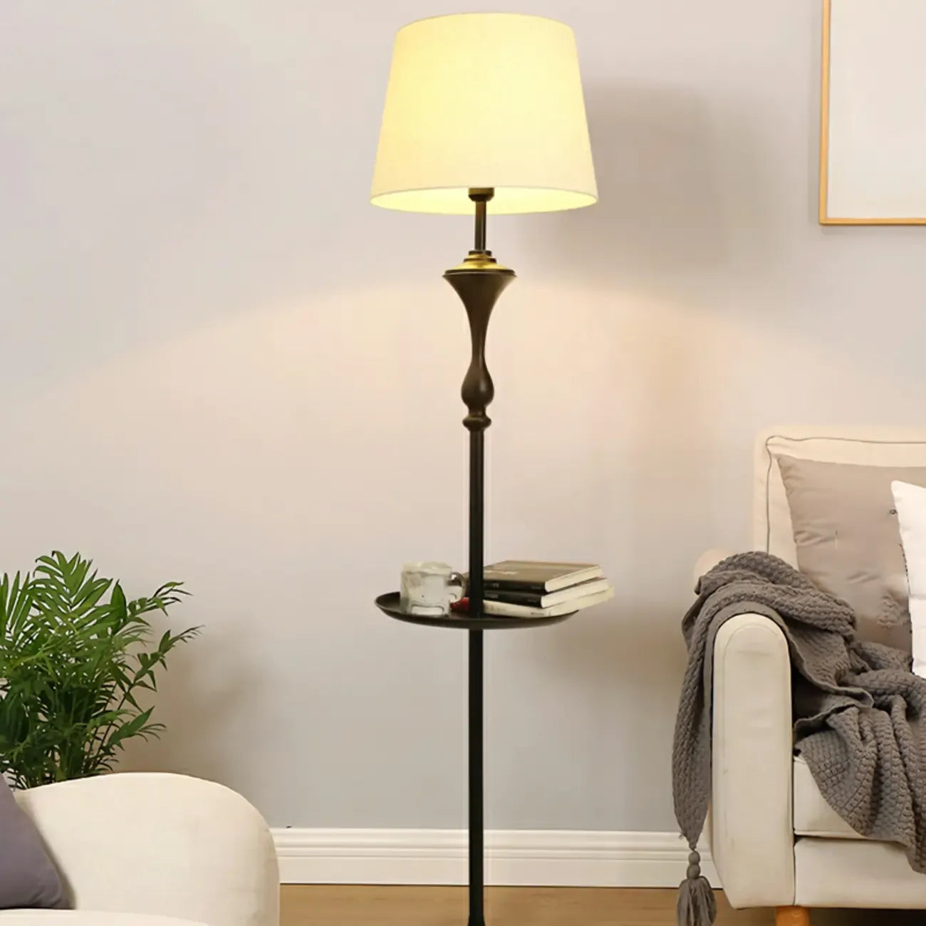 Lampadaire de table moderne en métal noir avec abat-jour en tissu beige
