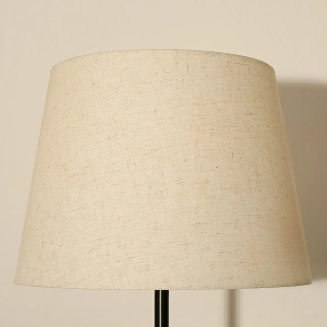 Lampadaire de table moderne en métal noir avec abat-jour en tissu beige