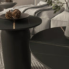 Table basse ronde minimaliste blanche avec plateau en pierre