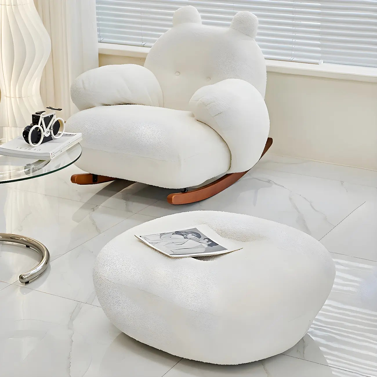 Joli fauteuil à bascule blanc rembourré avec repose-pieds pour l'intérieur