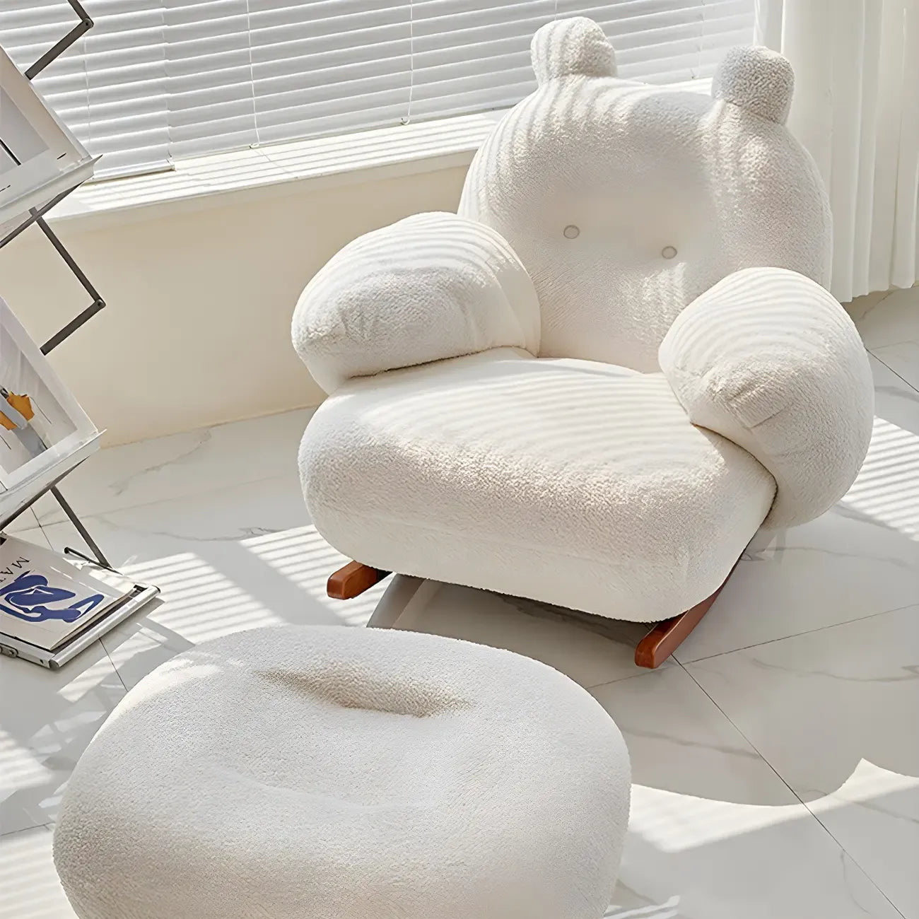 Joli fauteuil à bascule blanc rembourré avec repose-pieds pour l'intérieur