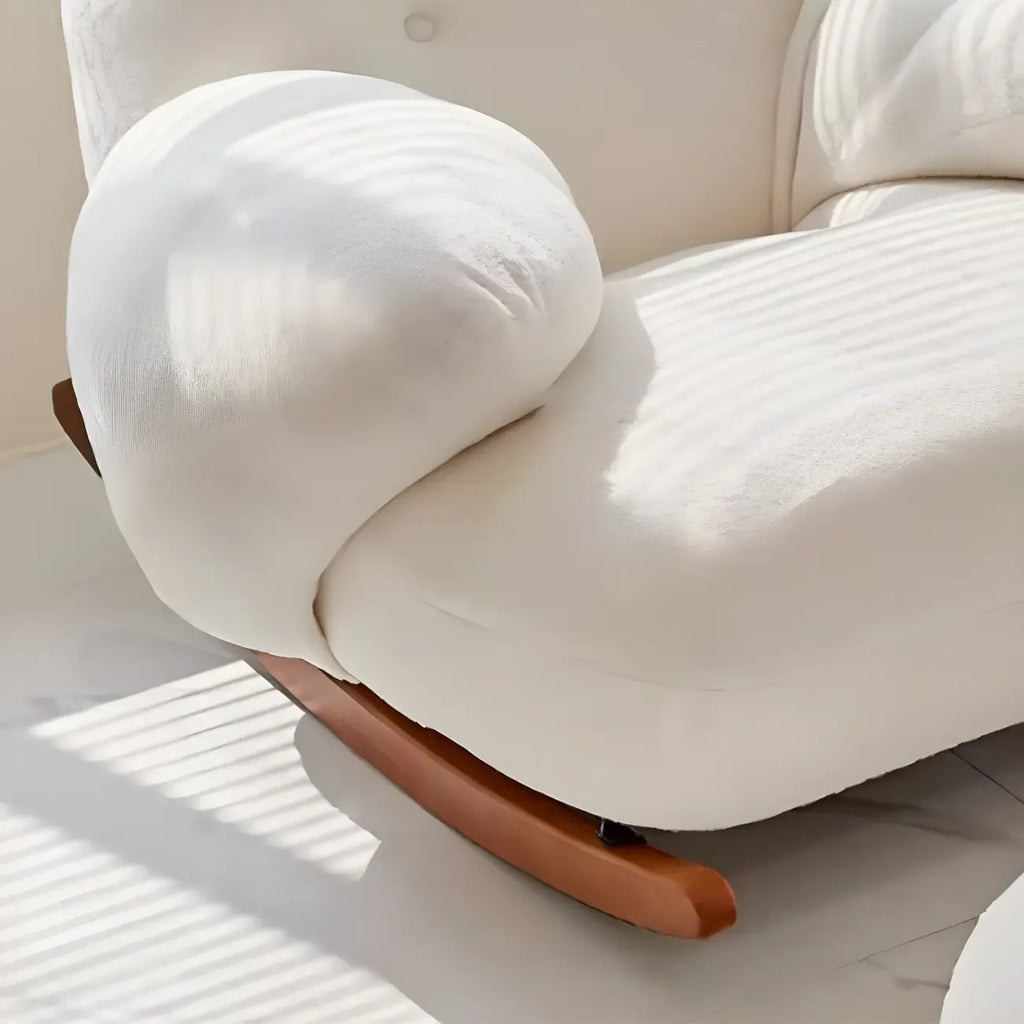 Joli fauteuil à bascule blanc rembourré avec repose-pieds pour l'intérieur
