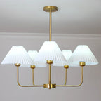 Lustre moderne doré avec abat-jour plissés pour salon