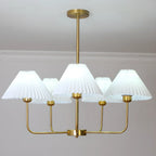 Lustre moderne doré avec abat-jour plissés pour salon