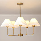 Lustre moderne doré avec abat-jour plissés pour salon