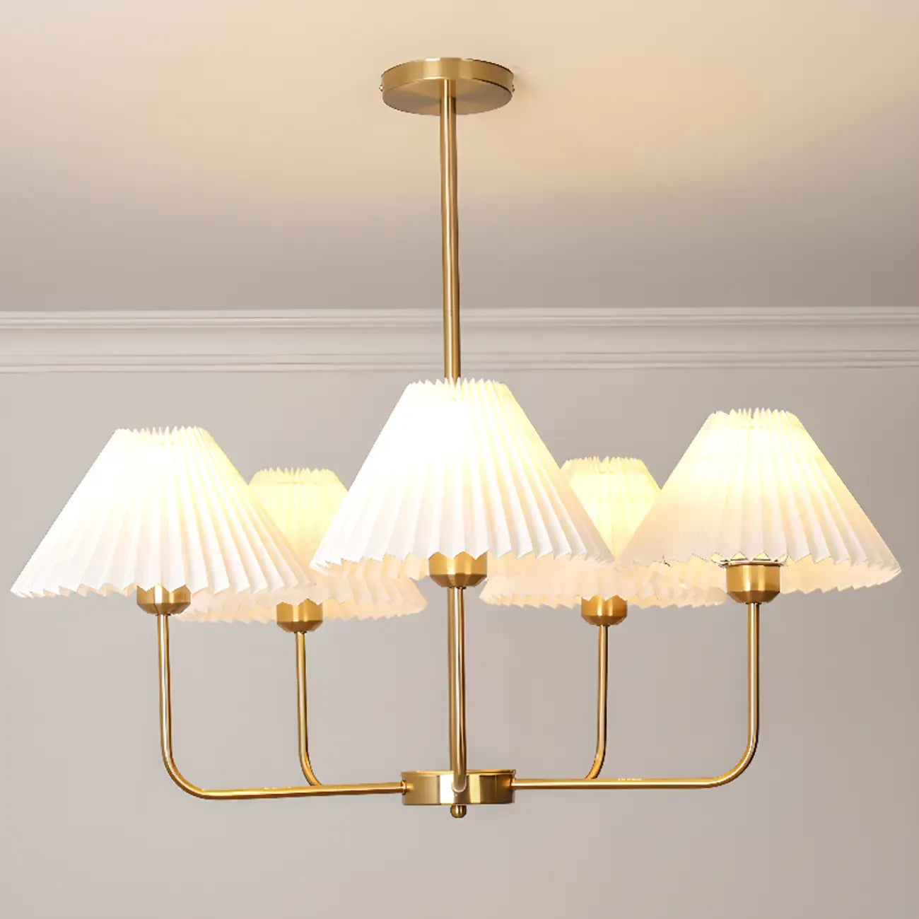Lustre moderne doré avec abat-jour plissés pour salon
