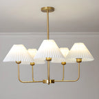 Lustre moderne doré avec abat-jour plissés pour salon