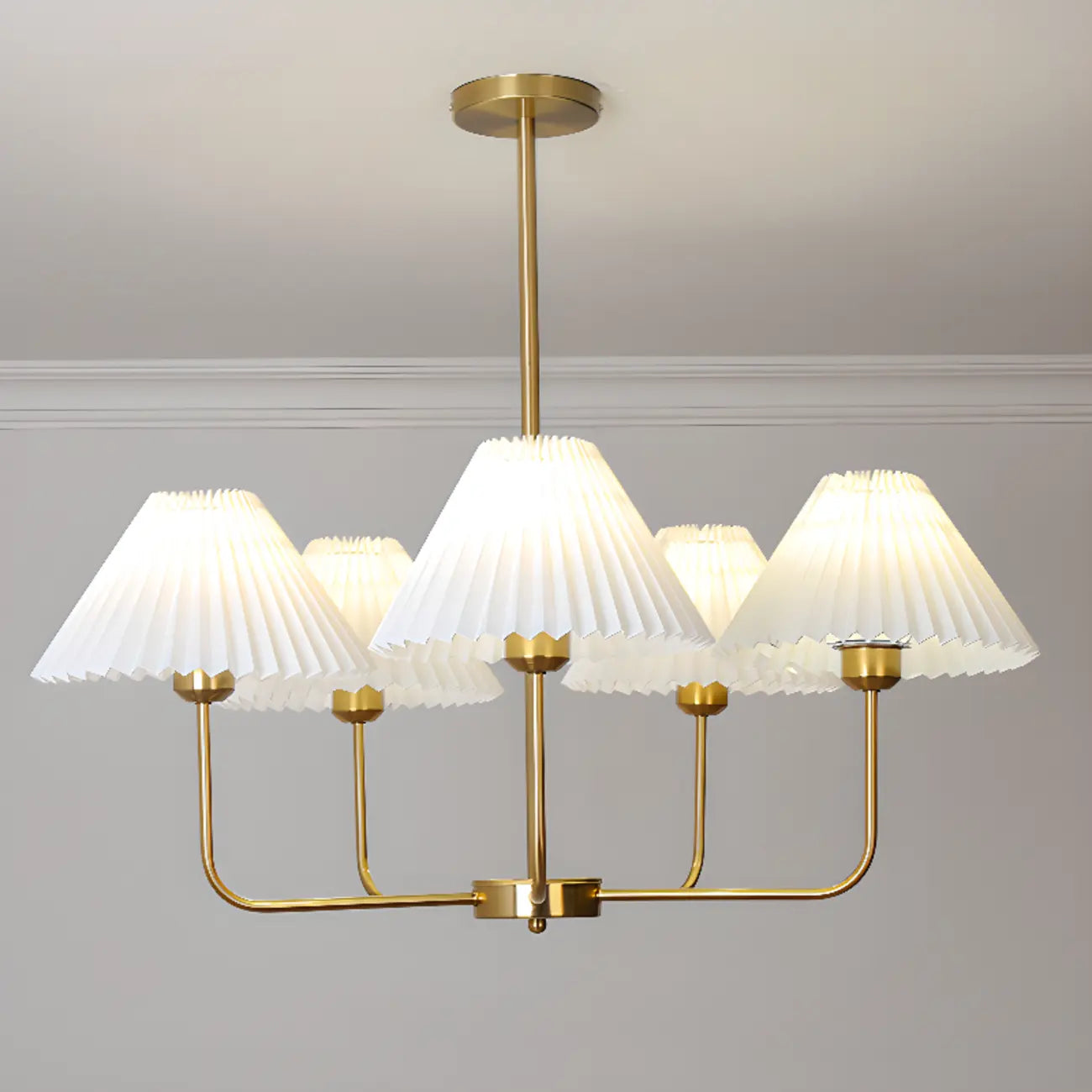 Lustre moderne doré avec abat-jour plissés pour salon