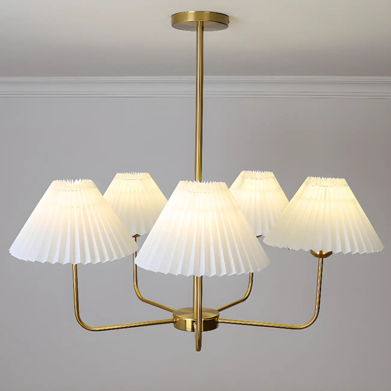 Lustre moderne doré avec abat-jour plissés pour salon