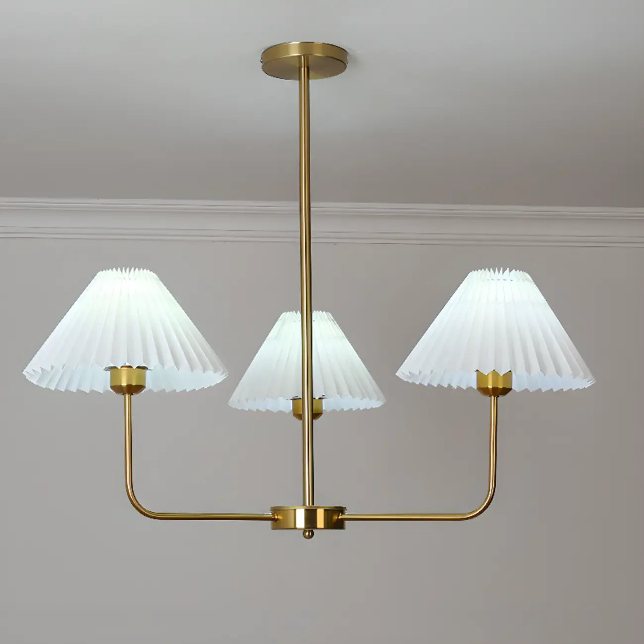 Lustre moderne doré avec abat-jour plissés pour salon