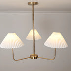Lustre moderne doré avec abat-jour plissés pour salon