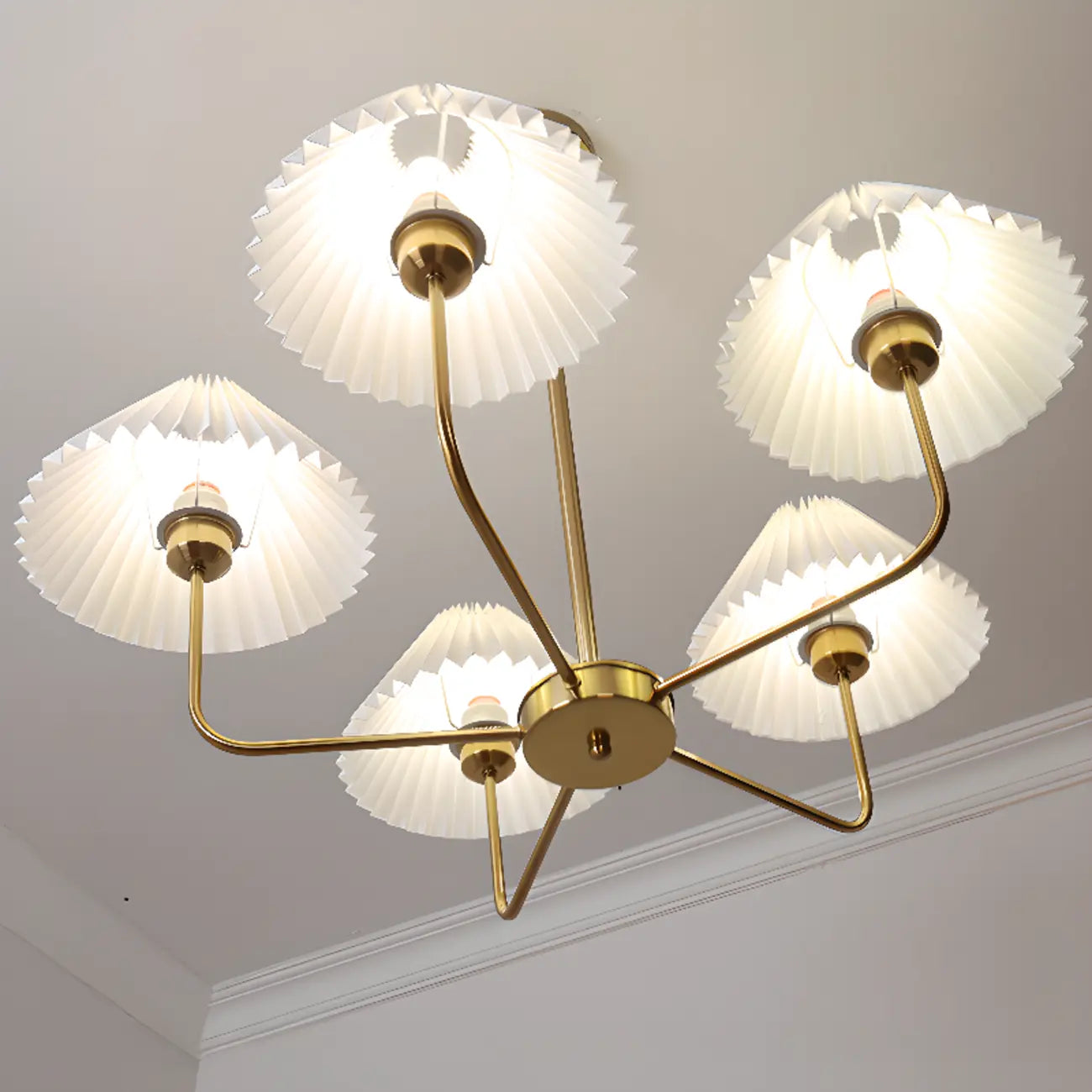 Lustre moderne doré avec abat-jour plissés pour salon