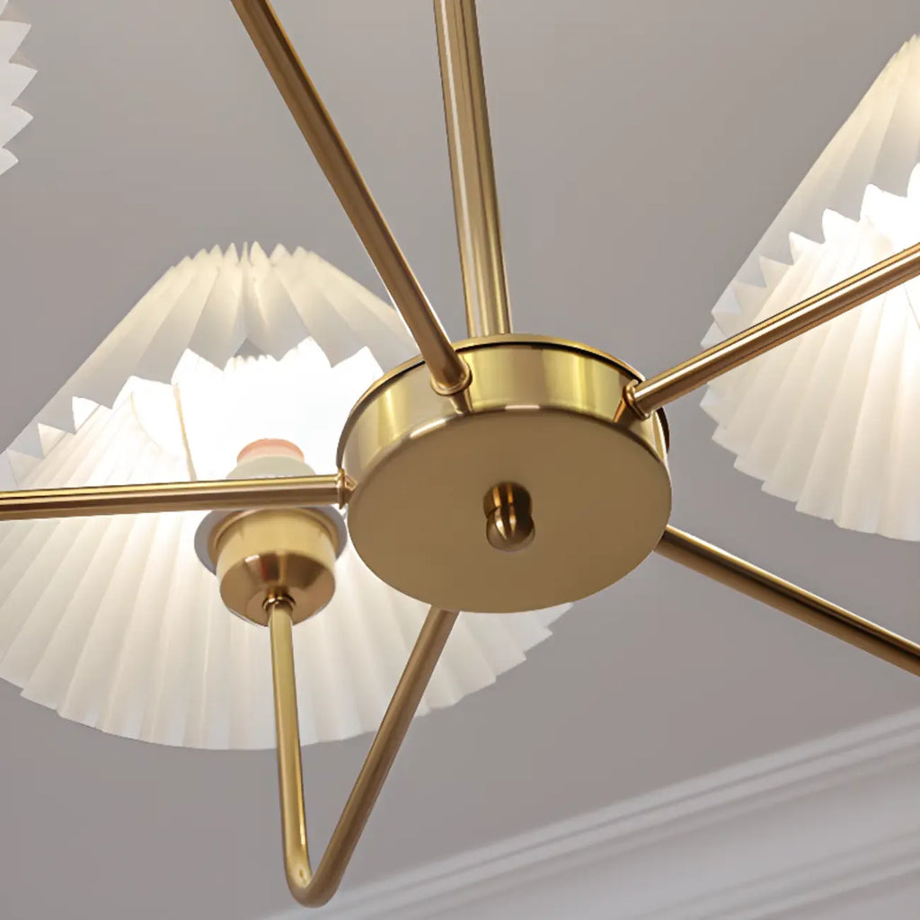 Lustre moderne doré avec abat-jour plissés pour salon