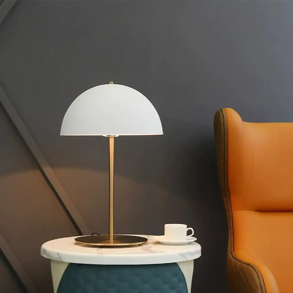 Lampe de table électrique à brancher, abat-jour en métal Macaron Iron Dome, en forme de dôme.