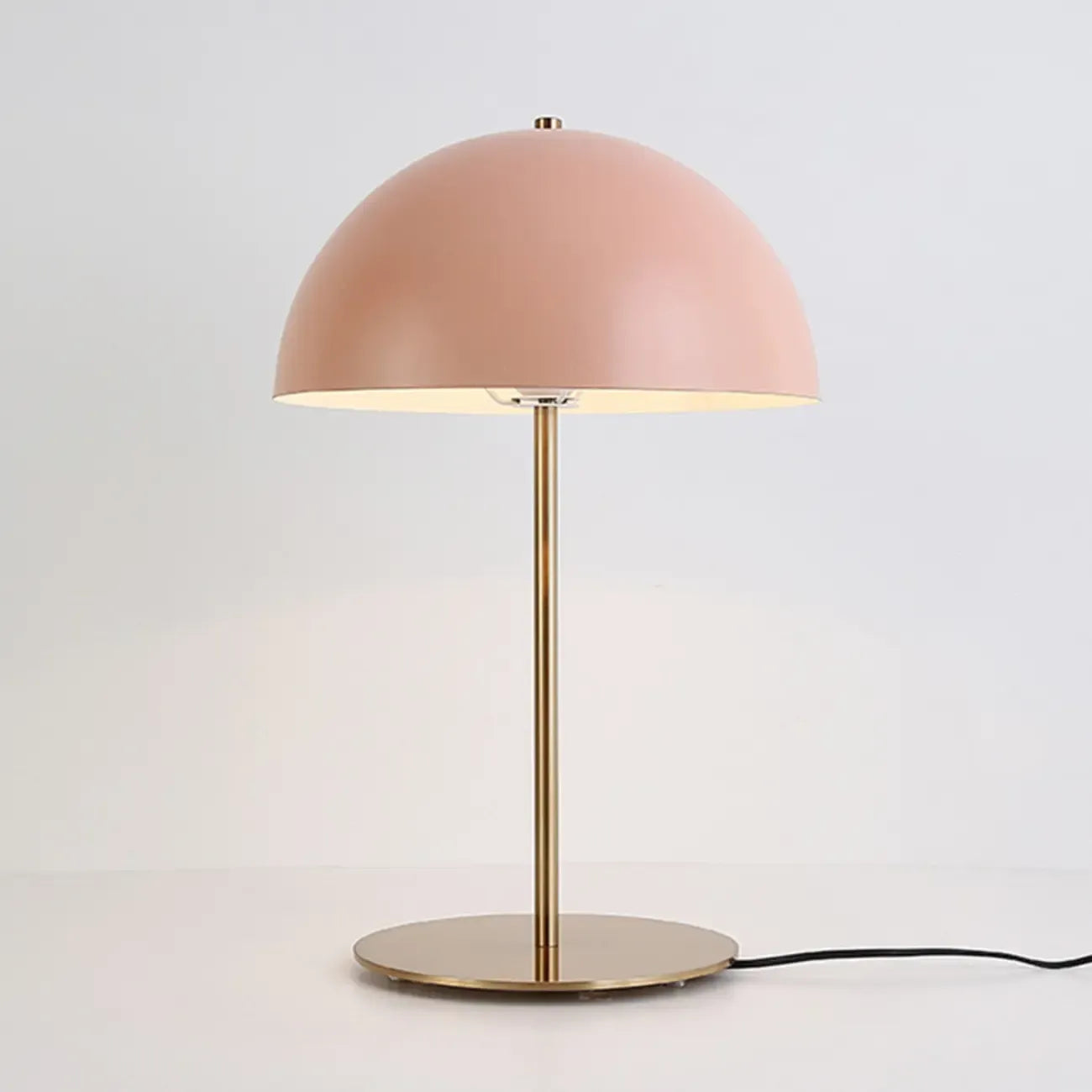 Lampe de table électrique à brancher, abat-jour en métal Macaron Iron Dome, en forme de dôme.