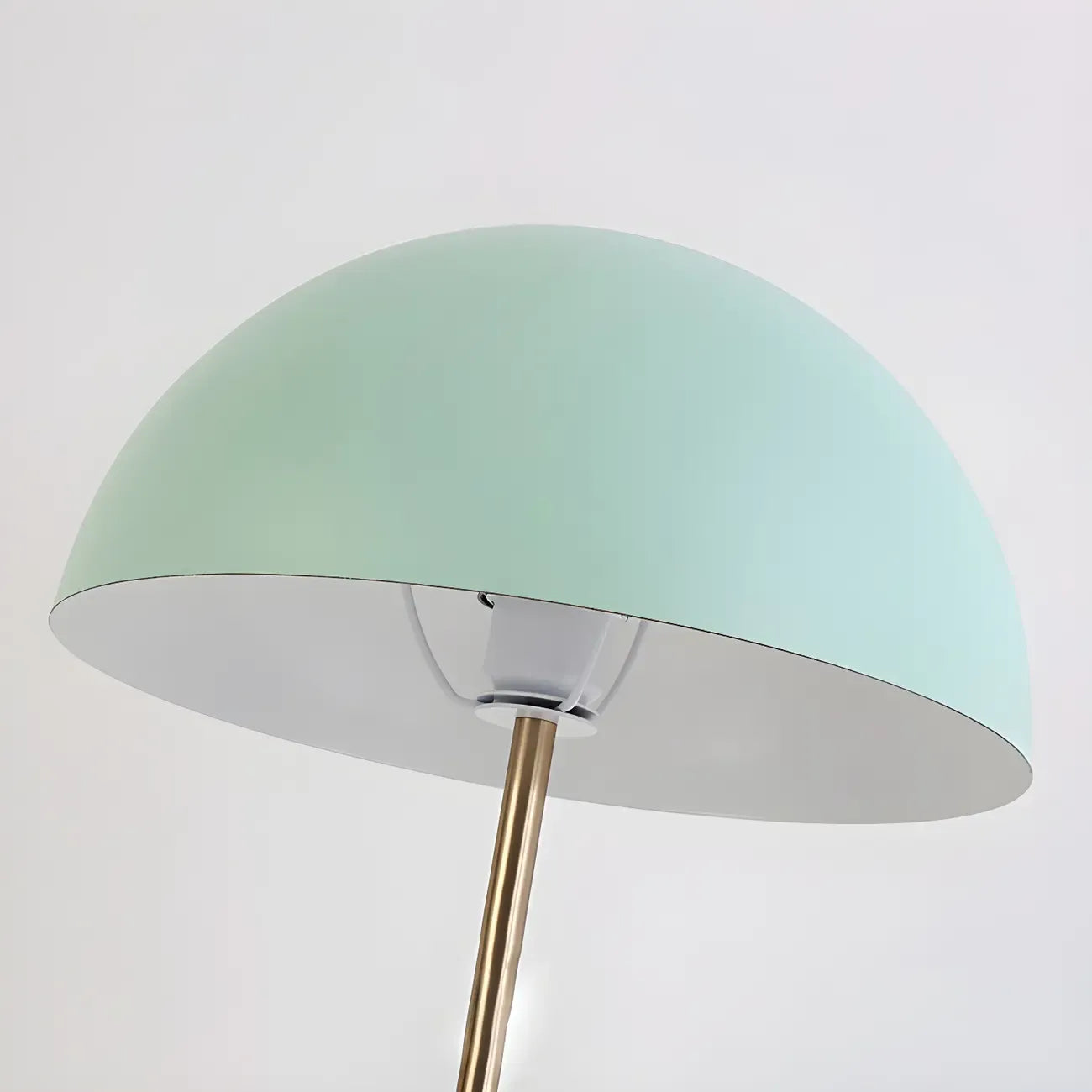 Lampe de table électrique à brancher, abat-jour en métal Macaron Iron Dome, en forme de dôme.