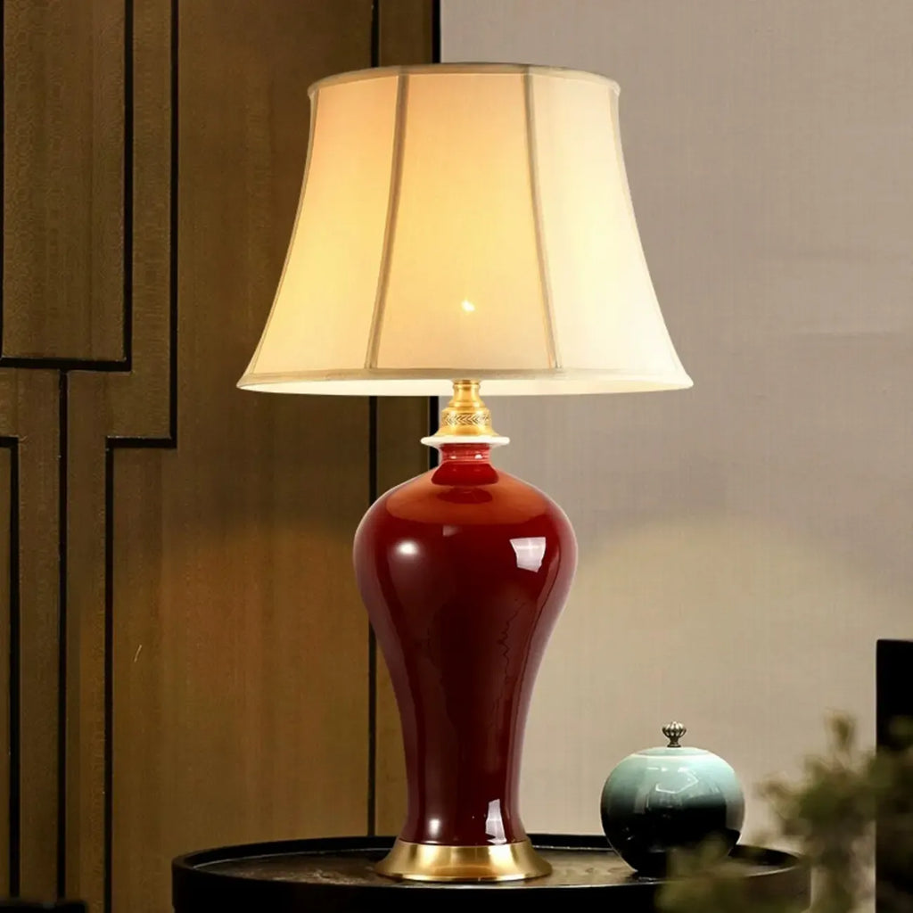 Lampe de table géométrique en céramique rouge avec interrupteur à bouton et abat-jour en tissu